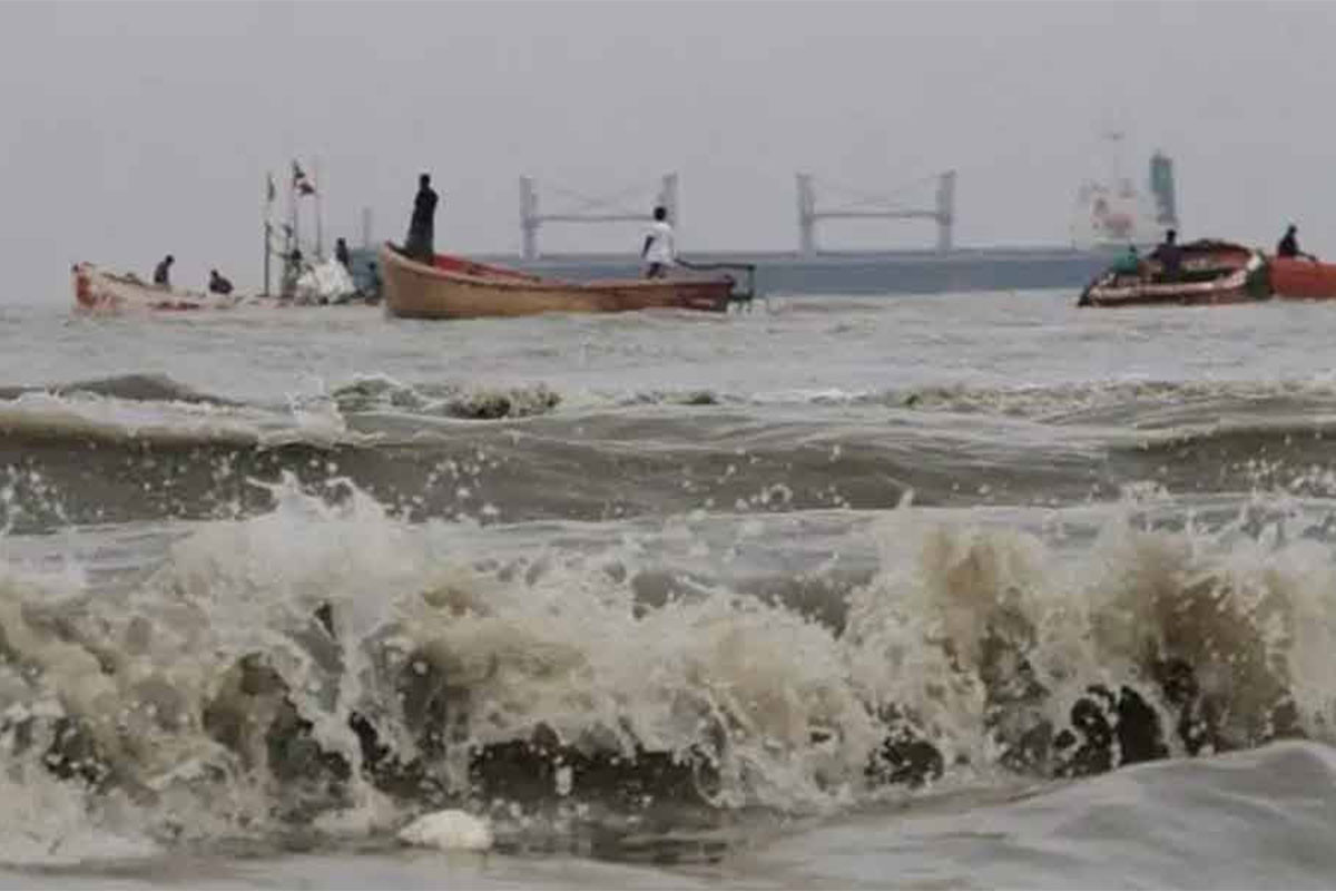 সাগরে ঘনীভূত লঘুচাপ, নৌকা-ট্রলারকে গভীর সাগরে যেতে নিষেধ