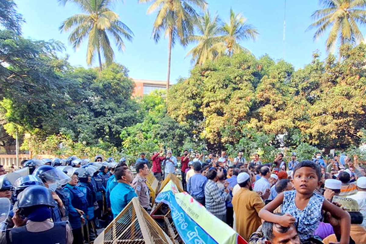 নন-এমপিও শিক্ষকদের যমুনা ঘেরাও কর্মসূচিতে পুলিশের বাধা