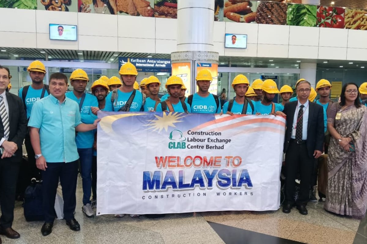 জটিলতা কাটিয়ে অবশেষে মালয়েশিয়া গেলেন ৬০ কর্মী