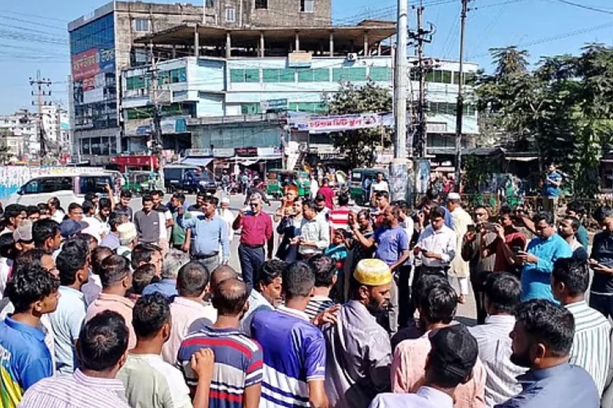 বন্দরে বিদেশি অপারেটর চুক্তি বাতিলের দাবিতে সড়ক অবরোধ