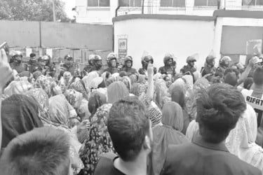 কারখানা বন্ধ ঘোষণায় সড়ক অবরোধ