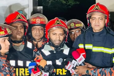 কড়াইল বস্তিতে অগ্নিকাণ্ড : পুড়েছে দেড় হাজার ঘর