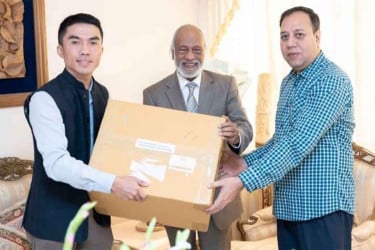 খালেদা জিয়ার জন্য উপহার পাঠালেন ভুটানের রাজা ও প্রধানমন্ত্রী