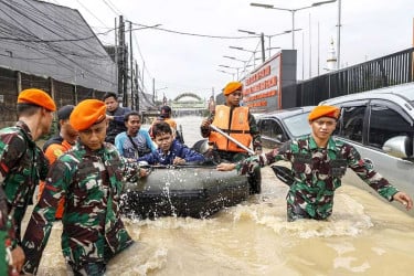 ইন্দোনেশিয়ায় বন্যা-ভূমিধসে আটজনের মৃত্যু