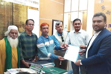 নবম পে-স্কেলের চূড়ান্ত রিপোর্ট ও বাস্তবায়নের দাবিতে স্মারকলিপি