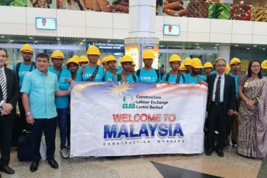জটিলতা কাটিয়ে অবশেষে মালয়েশিয়া গেলেন ৬০ কর্মী