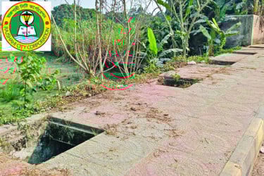 ঢাকনাবিহীন ফুটপাতে ঝুঁকি নিয়ে চলাচল