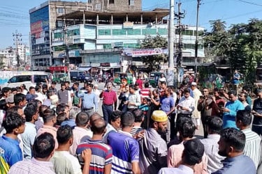 বন্দরে বিদেশি অপারেটর চুক্তি বাতিলের দাবিতে সড়ক অবরোধ