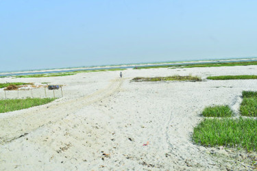 পানির অভাবে ধুঁকছে তিস্তা