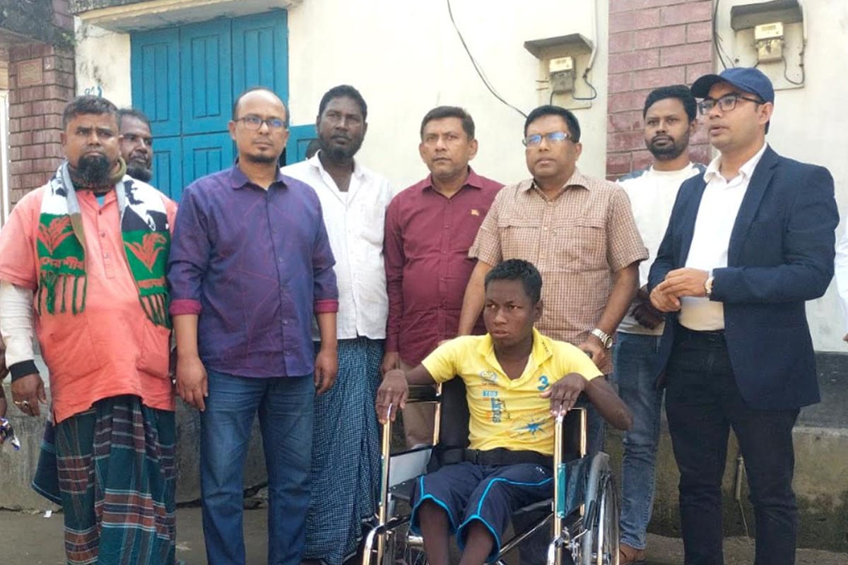 বগুড়ায় প্রতিবন্ধী জাকিরুলকে হুইলচেয়ার উপহার