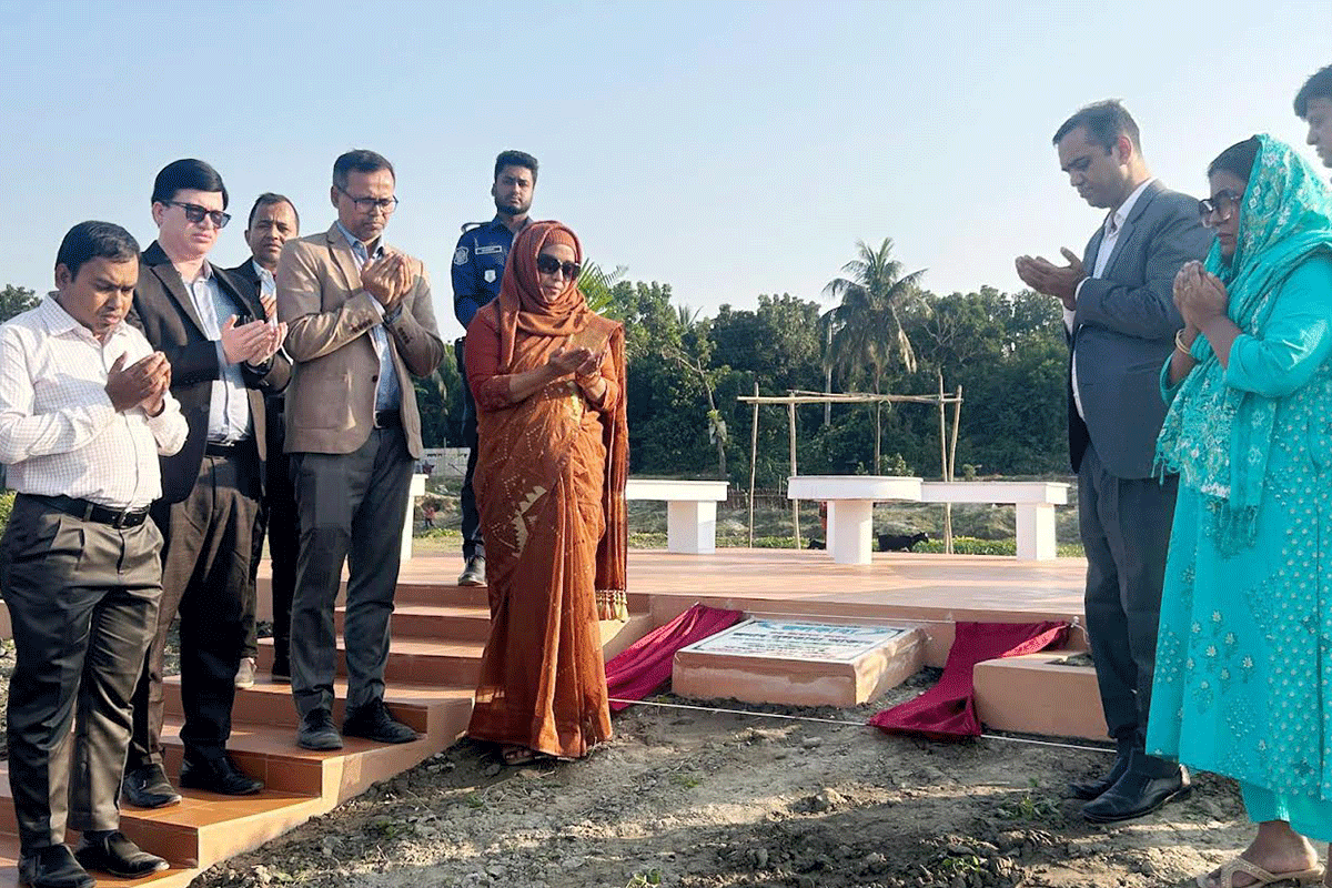 পদ্মা নদীর তীরে ‘জলকাব্য’