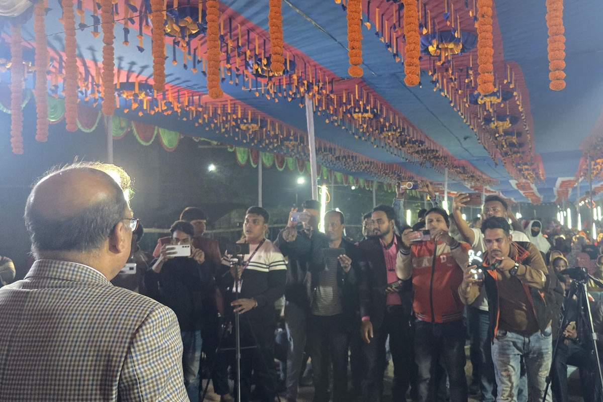 একটি দল জান্নাতের টিকিট বিক্রি করছে : তৃপ্তি