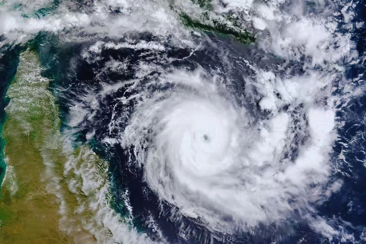 ধেয়ে আসছে ঘূর্ণিঝড় ‌‘ডিটওয়াহ’, সমুদ্রবন্দরে সতর্ক সংকেত