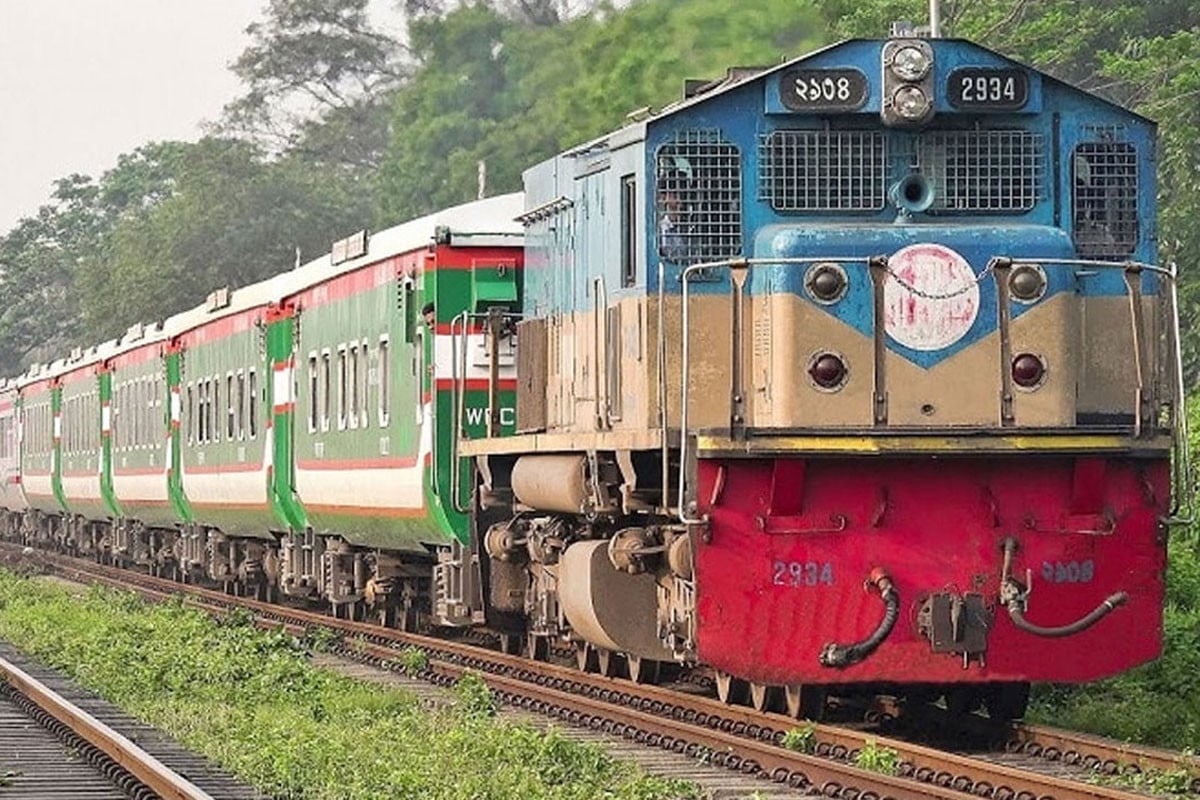 টিকিটবিহীন ৪৭৩৩ যাত্রীর কাছ থেকে এক দিনে সাড়ে ৮ লাখ টাকা আদায়