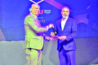 সিইও/এমডি অব দ্য ইয়ার (ইলেকট্রনিকস) স্বীকৃতি পেয়েছেন নুরুল আফছার