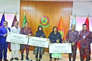 শহীদ ফায়ার ফাইটারদের পরিবারের পাশে আনভীর বসুন্ধরা গ্রুপ