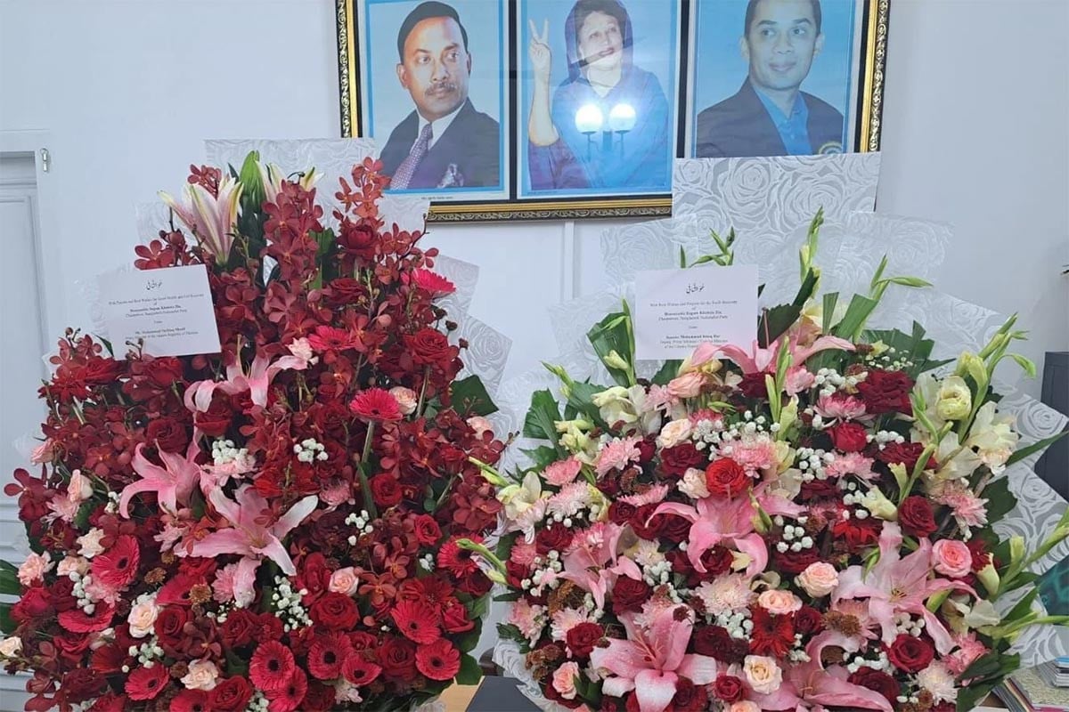 খালেদা জিয়ার সুস্থতা কামনা করে ফুল পাঠিয়েছেন পাকিস্তানের প্রধানমন্ত্রী