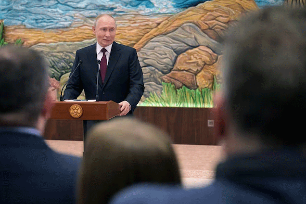 মোদীর আমন্ত্রণে ভারতে যাচ্ছেন পুতিন