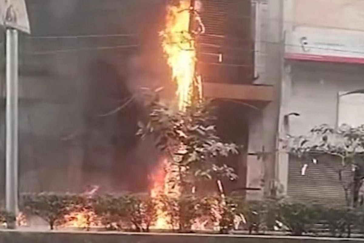 মহাখালীর আমতলীতে বৈদ্যুতিক খুঁটিতে আগুন