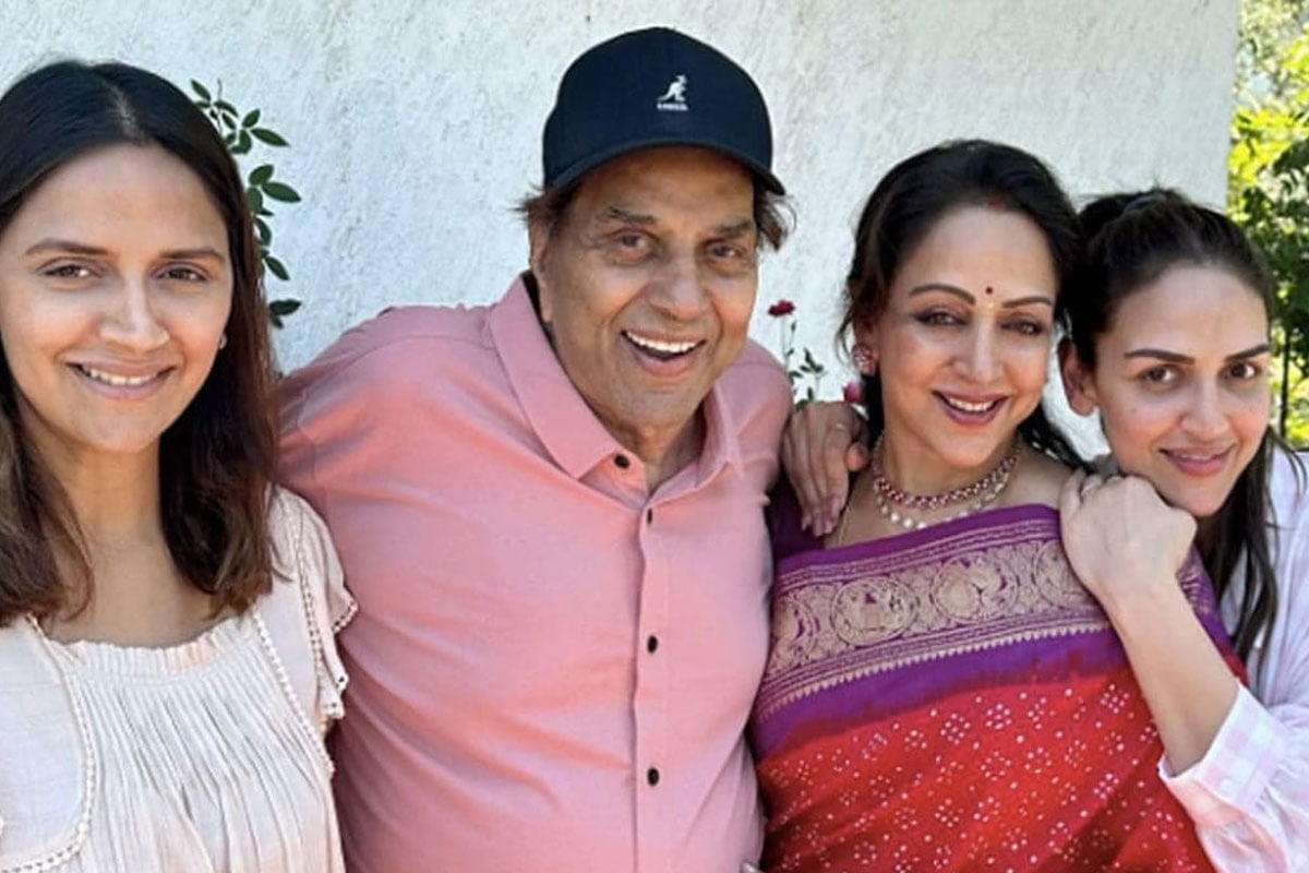 স্মরণসভায় দেখা মেলেনি ধর্মেন্দ্রর দুই মেয়ের