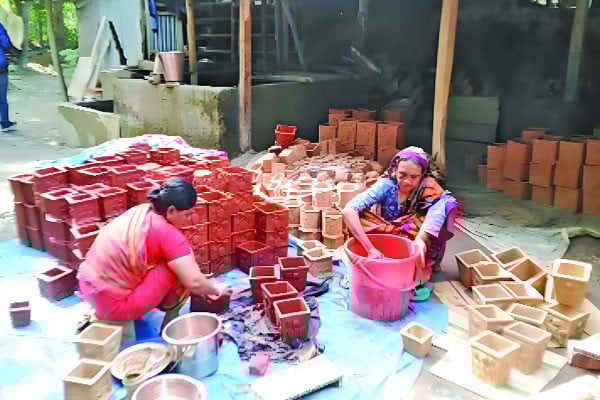 হারিয়ে যাচ্ছে ঐতিহ্যবাহী মৃৎশিল্প
