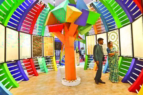 ছুটির দিনে সিরামিক প্রদর্শনীতে ভিড়