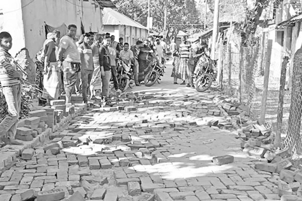 সড়কে নিম্নমানের ইট, গ্রামবাসীর বাধা, কাজ বন্ধ