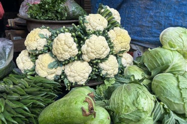 শীতের সবজি উঠলেও দাম কমেনি