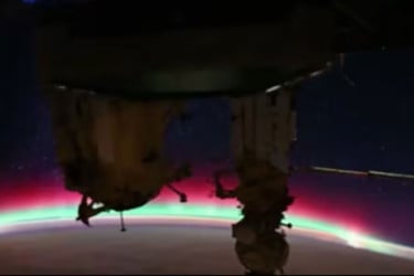 সূর্যের চার্জযুক্ত কণায় আকাশজুড়ে নীল-সবুজ আলো