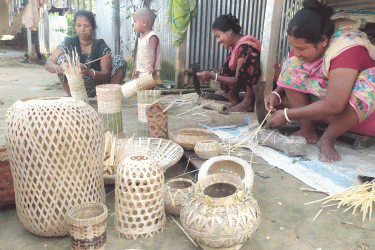 মধুপুরে ক্ষুদ্র জাতিগোষ্ঠীর শতবর্ষী বাঁশ শিল্প বিলুপ্তির পথে