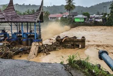 ইন্দোনেশিয়ায় বন্যা ও ভূমিধসে নিহতের সংখ্যা বেড়ে ৮০