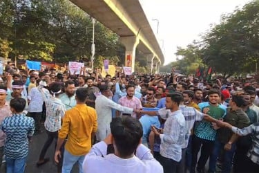 ভোলা-বরিশাল সেতু নির্মাণসহ পাঁচ দাবিতে শাহবাগে ভোলাবাসী