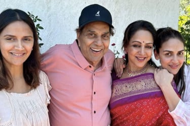 স্মরণসভায় দেখা মেলেনি ধর্মেন্দ্রর দুই মেয়ের