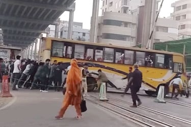 রেললাইনে আটকে গেল বাস, সবার সহযোগিতায় অল্পের জন্য রক্ষা