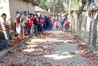 নিম্নমানের ইট ব্যবহারের অভিযোগে সড়কের কাজ বন্ধ