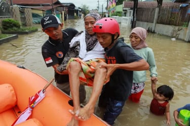 ইন্দোনেশিয়ায় বন্যা-ভূমিধসে ১৭৪ জনের মৃত্যু, এখনও নিখোঁজ ৮০
