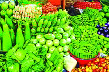 কমেছে কিছু সবজির দাম ডিম-মুরগিতে স্বস্তি