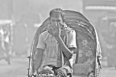 দূষণে কাবু ঢাকাবাসী