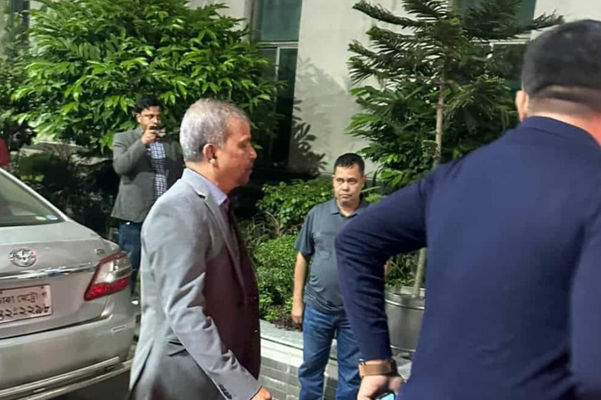 খালেদা জিয়াকে দেখতে হাসপাতালে গেলেন আইন উপদেষ্টা