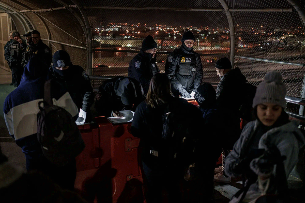 আফগানিস্তানের পাসপোর্টধারীদের ভিসা ইস্যু স্থগিত করলো যুক্তরাষ্ট্র