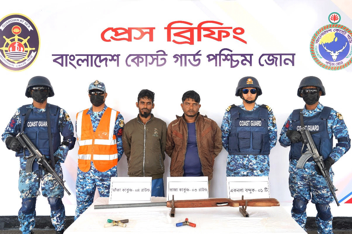 সুন্দরবনের দুর্ধর্ষ ডাকাত বাহিনীর দুই সহযোগী আটক, অস্ত্র-গুলি উদ্ধার