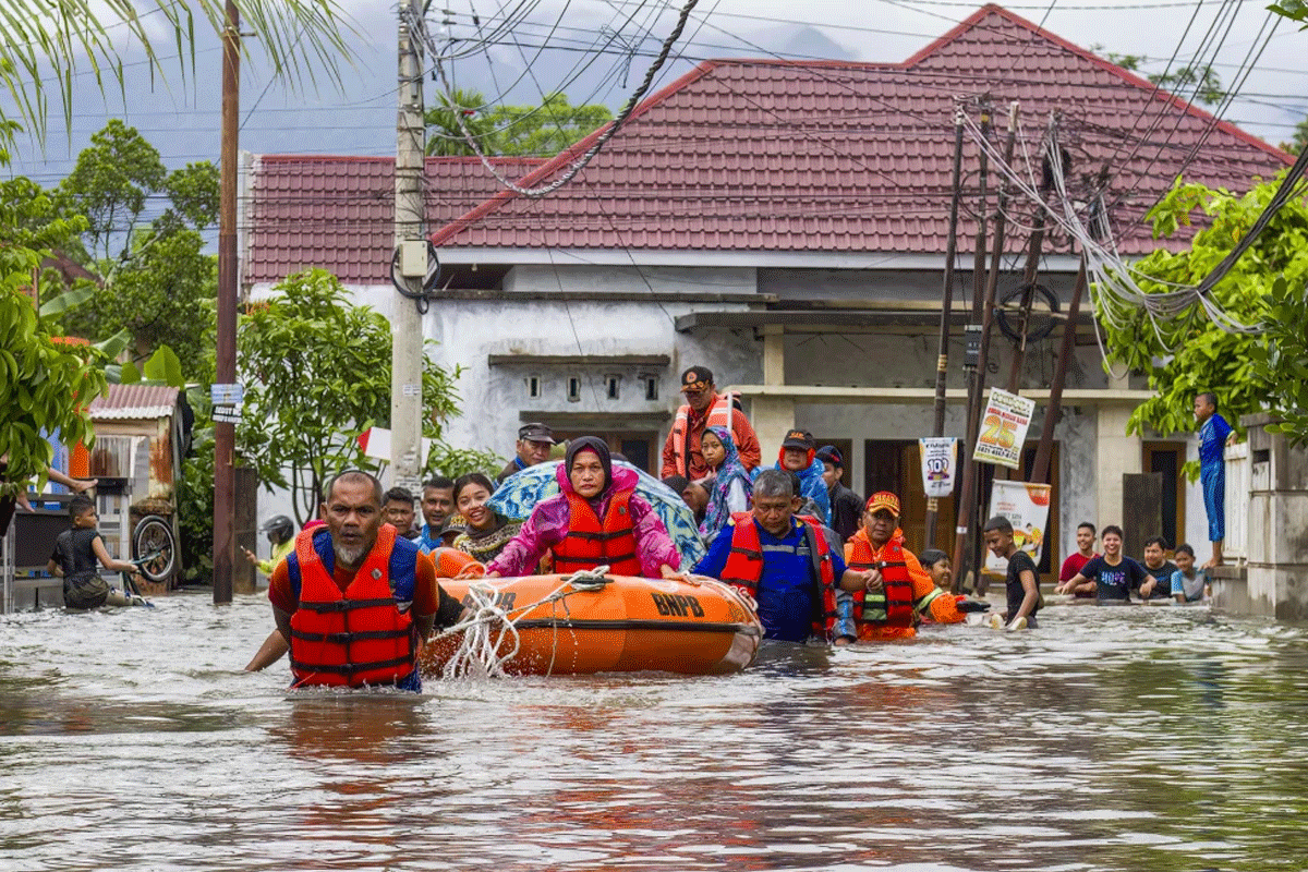 ভয়াবহ বন্যা: বৃষ্টি কমাতে ক্লাউড সিডিং শুরু করছে ইন্দোনেশিয়া