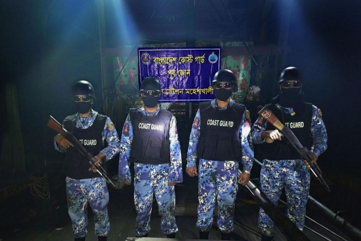 কক্সবাজারে অবৈধ আর্টিসনাল ট্রলিং বোট জাল ও মাছ জব্দ