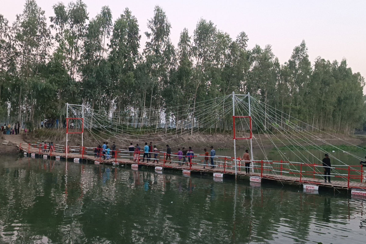 স্বেচ্ছাশ্রমে স্বতি নদীর উপর ভাসমান সেতু নির্মাণ