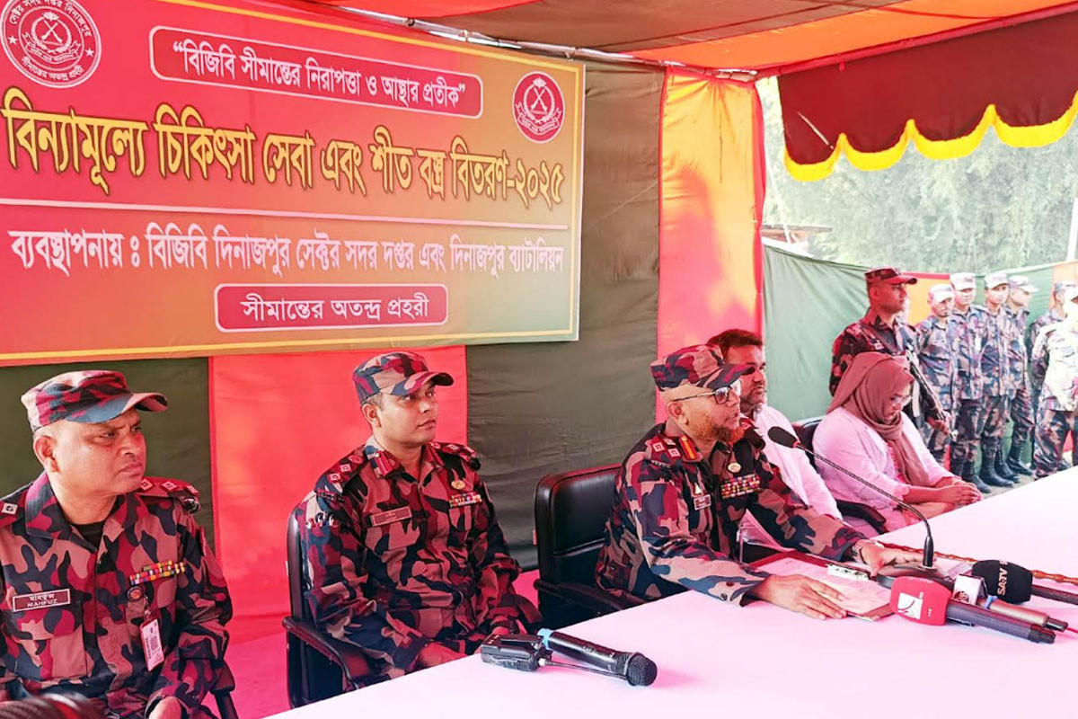 সীমান্তে বিজিবির বিনামূল্যে চিকিৎসা ও শীতবস্ত্র বিতরণ
