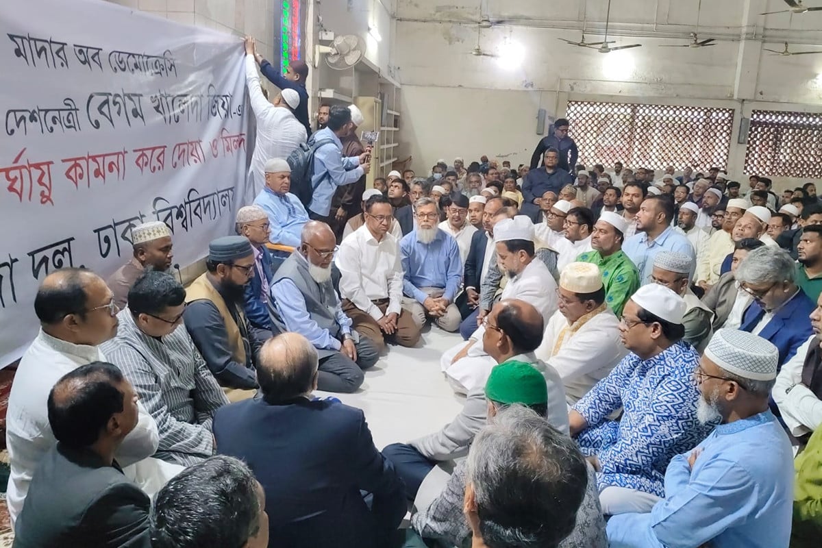 ঢাবিতে সাদা দলের উদ্যোগে খালেদা জিয়ার রোগমুক্তি কামনায় দোয়া