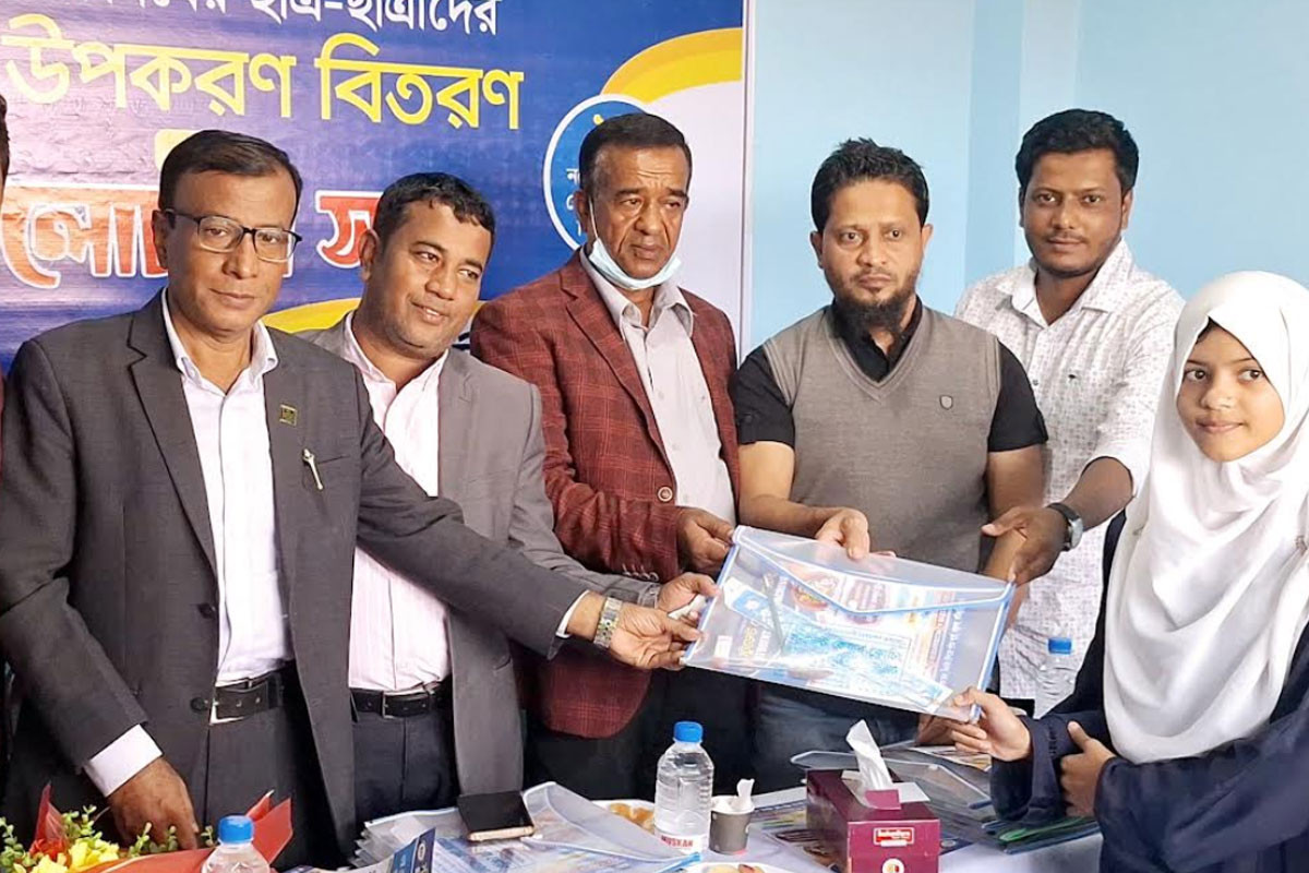 ফটিকছড়িতে শিক্ষার্থীদের মাঝে শিক্ষা উপকরণ বিতরণ