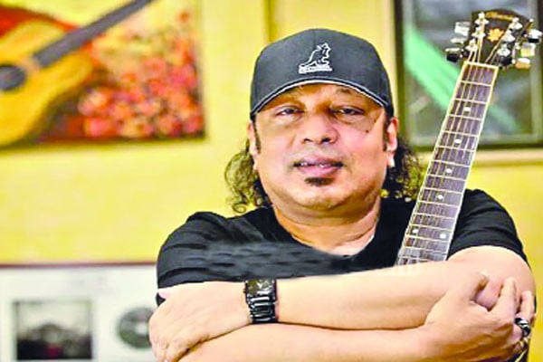 একমঞ্চে ১২ ব্যান্ড