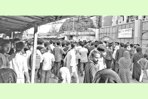 কারখানা খোলার দাবিতে বিক্ষোভ শ্রমিকদের