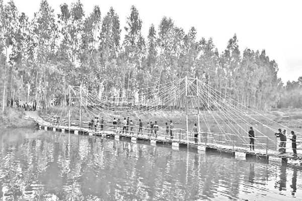 স্বেচ্ছাশ্রমে সতী নদীর ওপর সেতু নির্মাণ